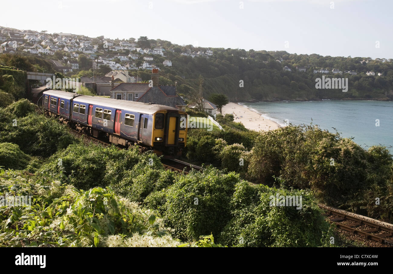 Die GWR-Zug von St Ives im Gange um Carbis Bay, Cornwall, England. Stockfoto