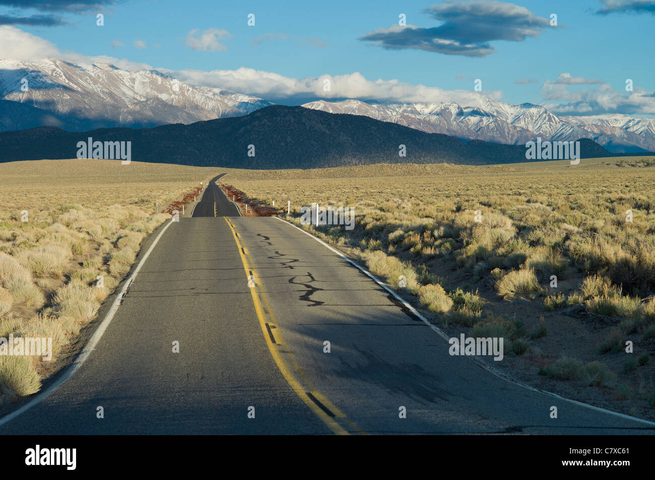 Autobahn ins Abstand zwischen Kalifornien und Nevada, USA Stockfoto