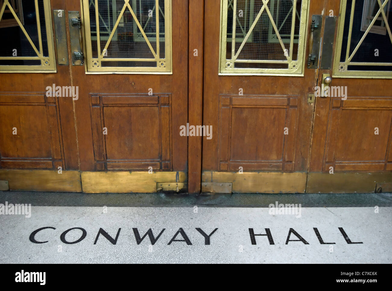 beschriftete Eingang zum quadratischen roten Löwen, Conway Hall, London, england Stockfoto