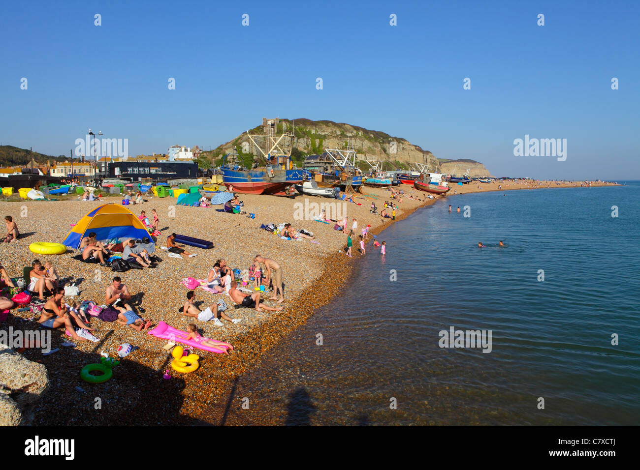 Sonnenanbeter am Strand im Oktober Sonne Hastings East Sussex England UK Stockfoto