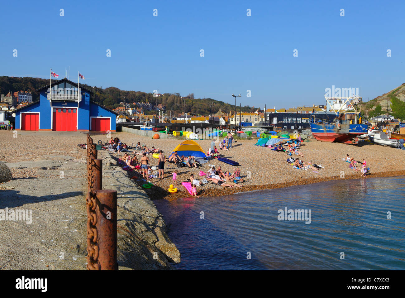 Hastings Sonnenanbeter am Strand im Oktober Sonne East Sussex England UK Stockfoto