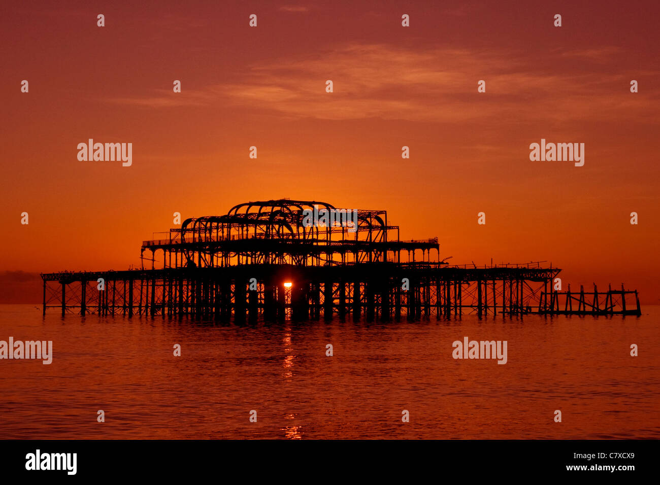 Pier West Brighton Sussex bei Sonnenuntergang mit Sonne durch pier Stockfoto