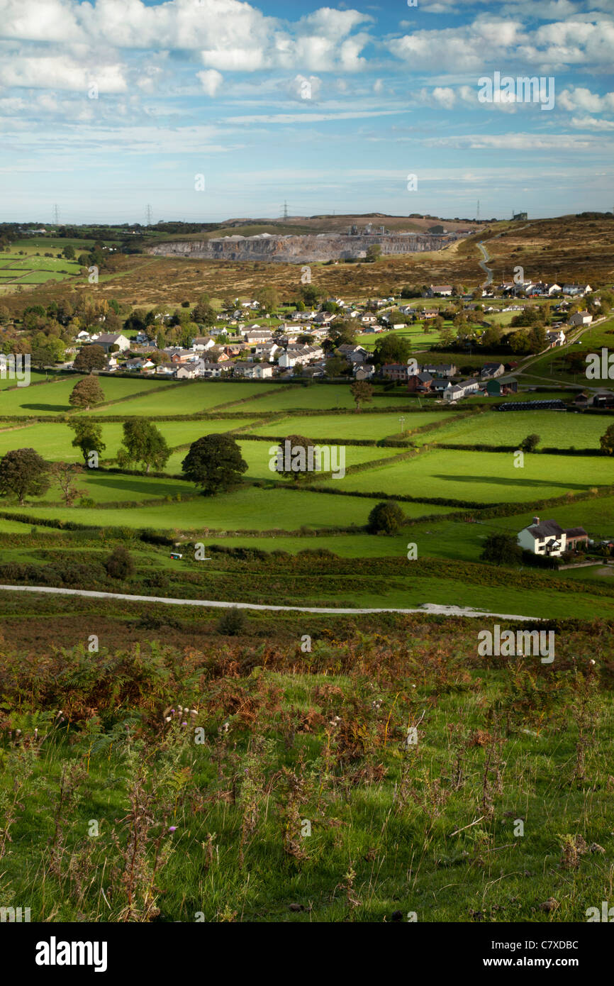 Rhesus-y-Cae-Dorf von der alten Festung der Moel Ffagnallt in Nord-Wales Stockfoto