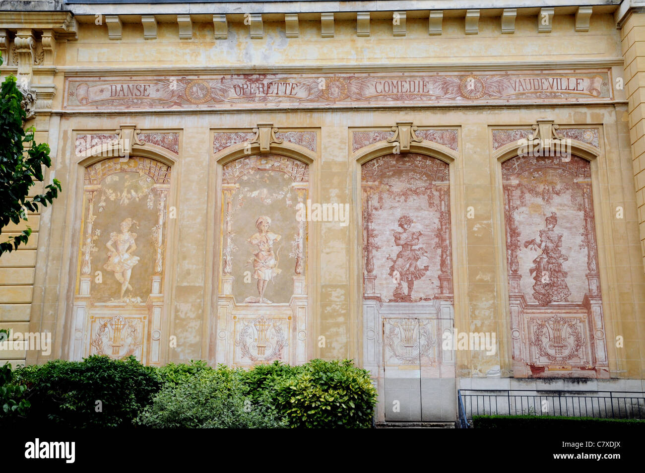 Die klassischen Fresken an der Außenwand des Theater Andre Messager, Neris Les Bains, Allier, Frankreich Stockfoto