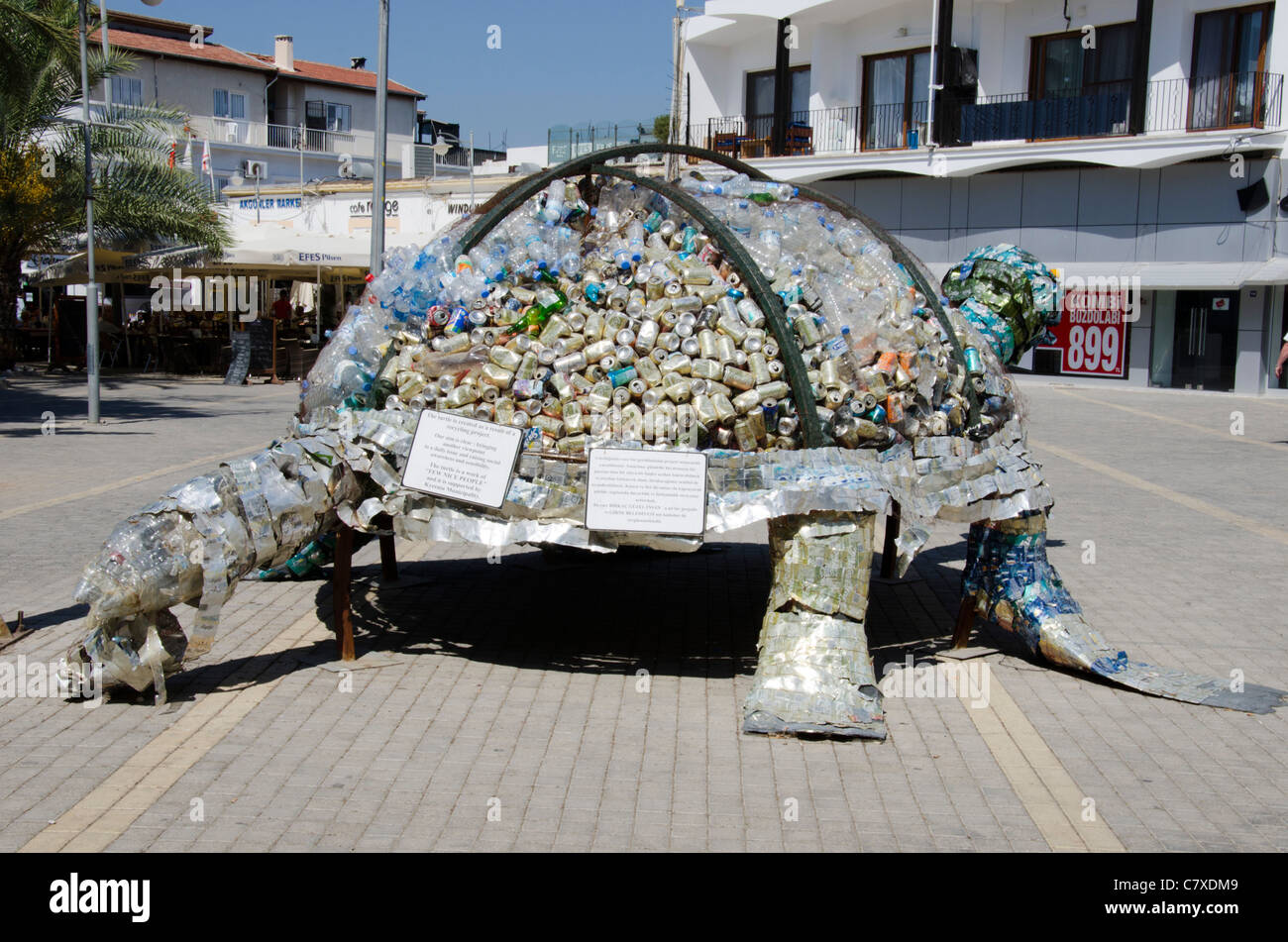 Modell einer Schildkröte als ein recycling Behälter verwendet und enthält Alu-Dosen und Plastikflaschen. Stockfoto