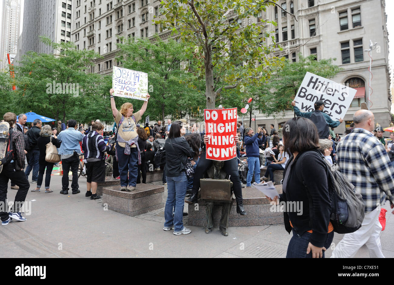 Demonstranten in Zuccotti Park am 2. Oktober 2011 protestierten gegen die Gier und die finanzielle Kraftpakete der Wall Street. Stockfoto