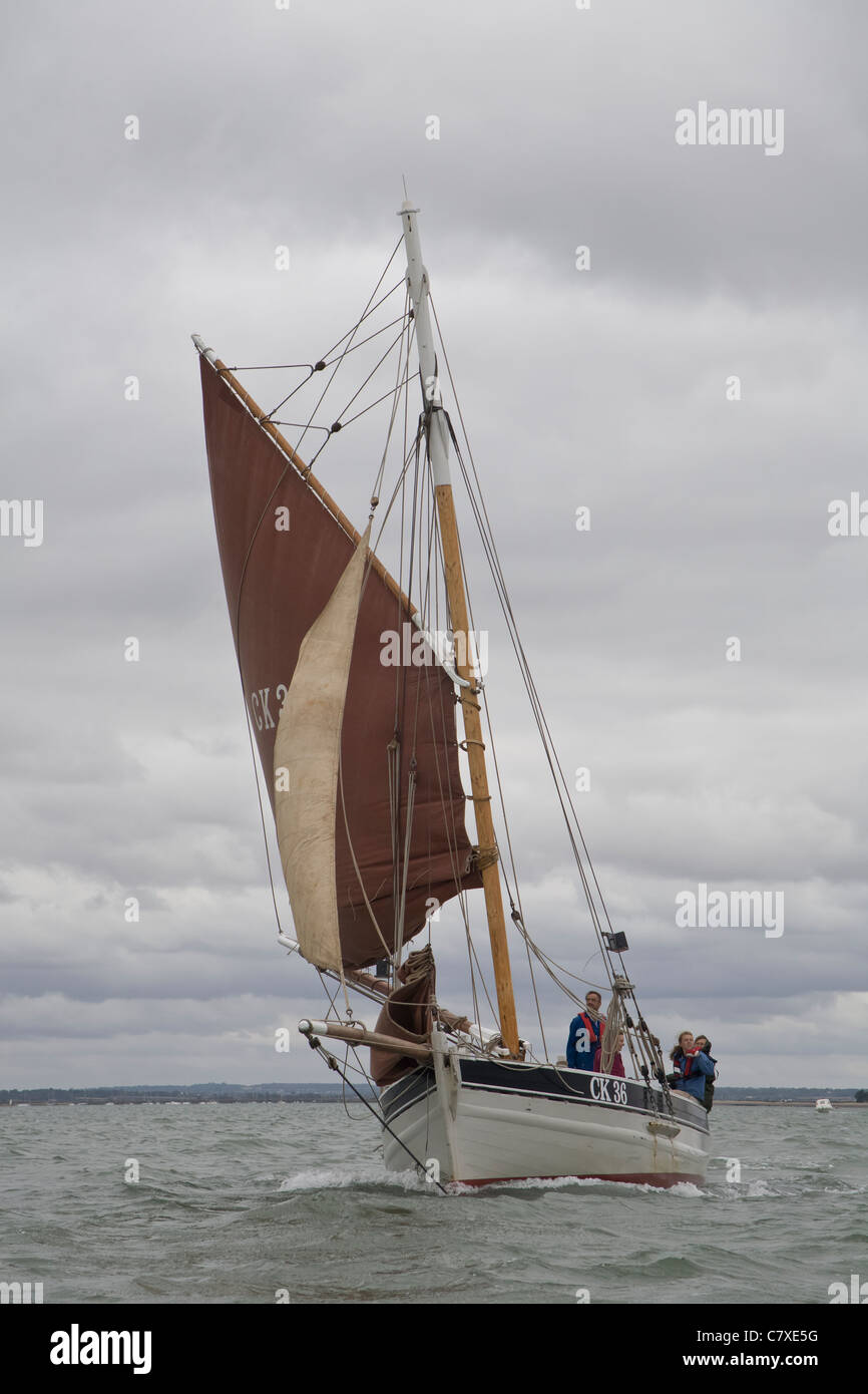 Auster Smack unter vollen Segeln vor der Küste von Essex, UK Stockfoto