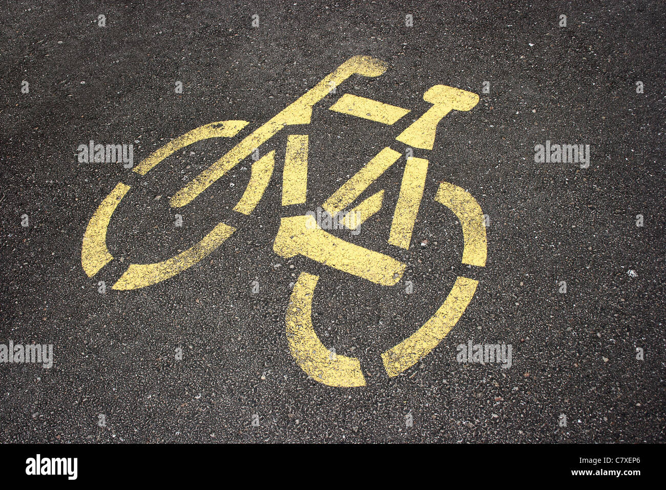 Fahrrad-Schild gemalt auf der Asphaltdecke Stockfoto