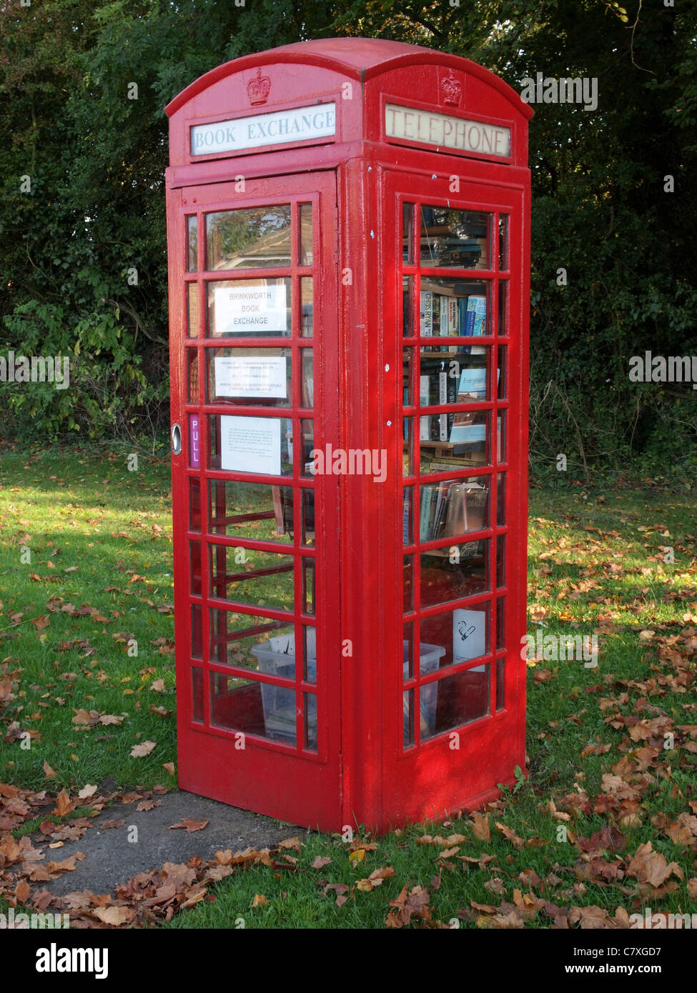 Büchertausch im roten Telefon Box, Brinkworth, Wiltshire Stockfoto