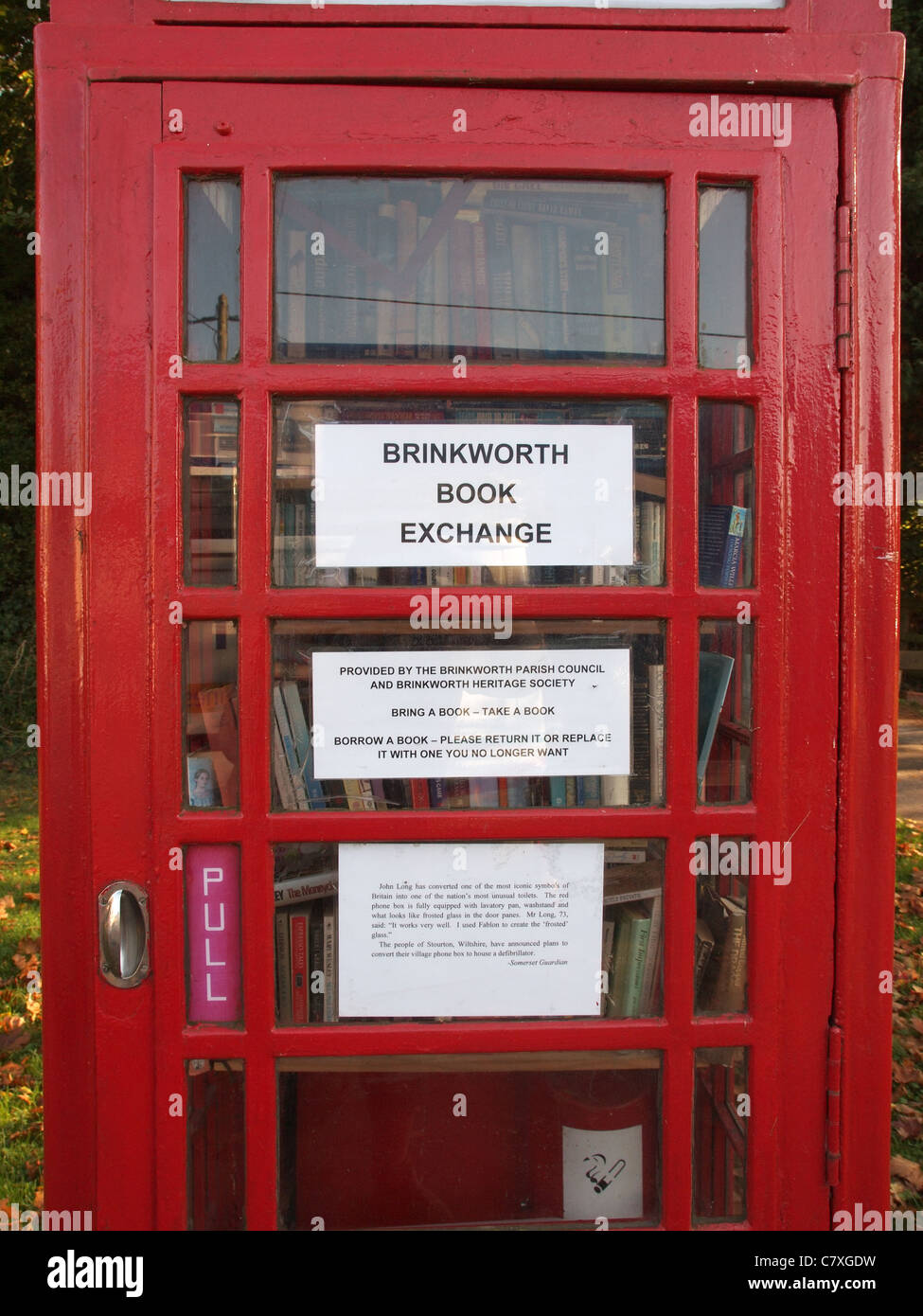Büchertausch im roten Telefon Box, Brinkworth, Wiltshire Stockfoto