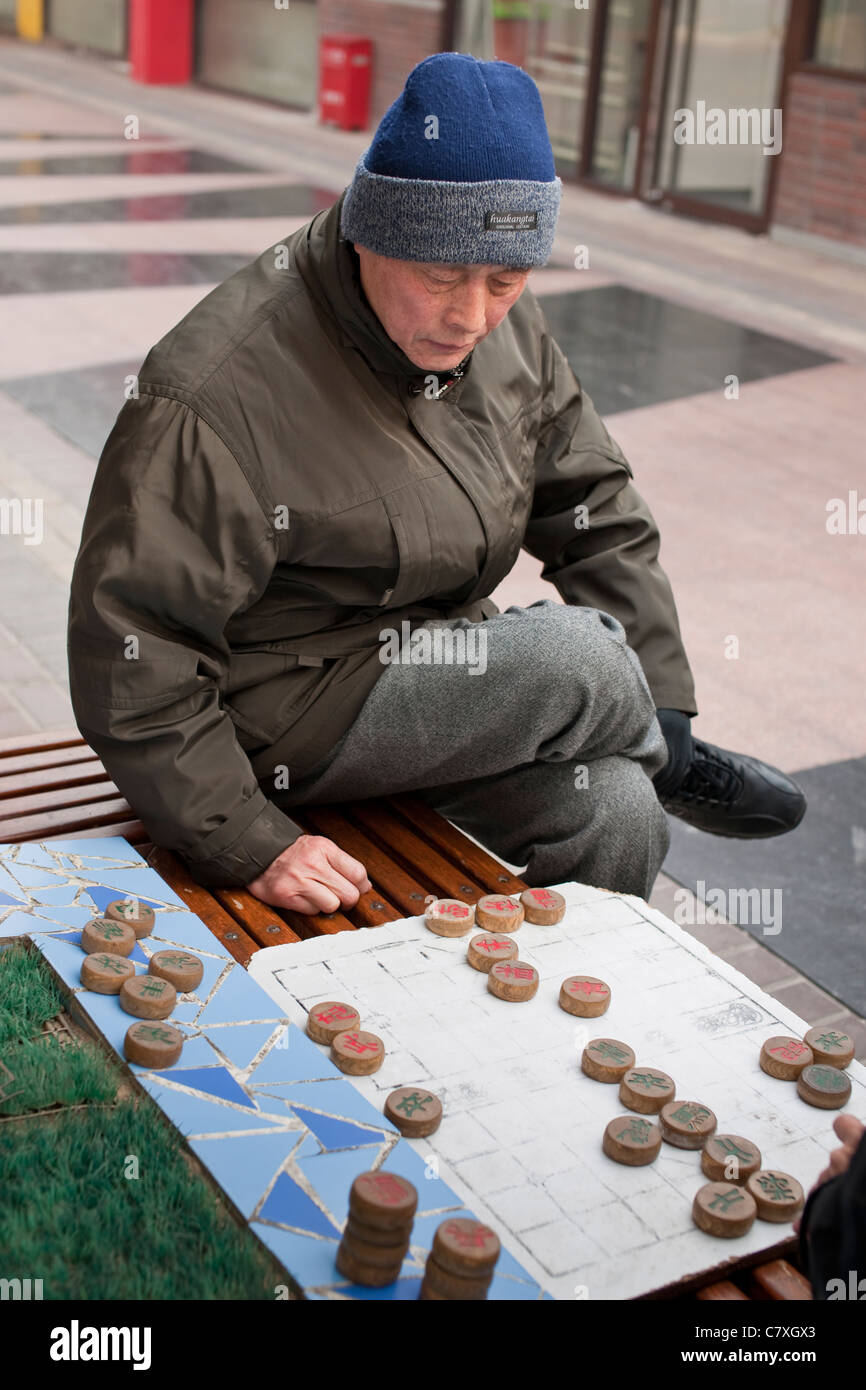 Man spielt Halma in Peking Stockfoto