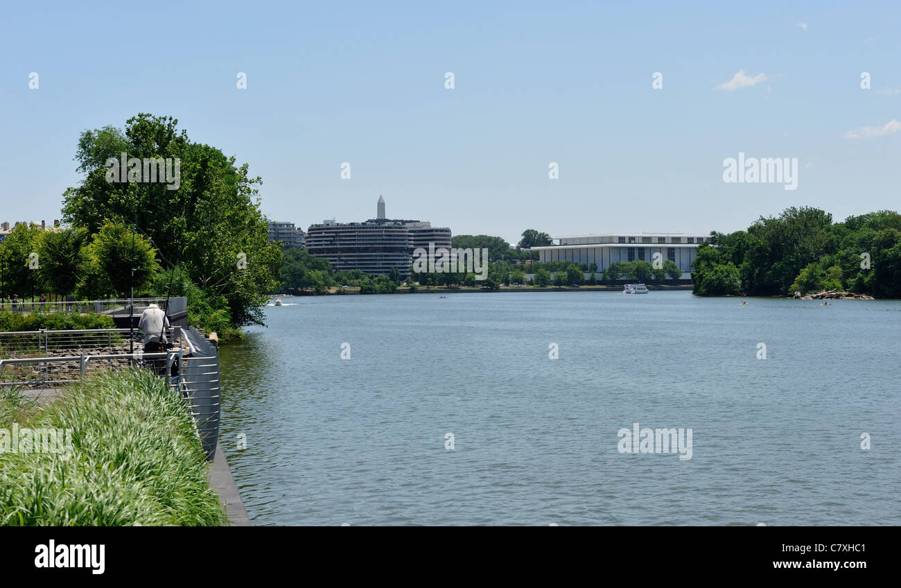 Potomoc River Watergate Kennedy Center von Georgetown Waterfront Park, Washington DC, USA Stockfoto