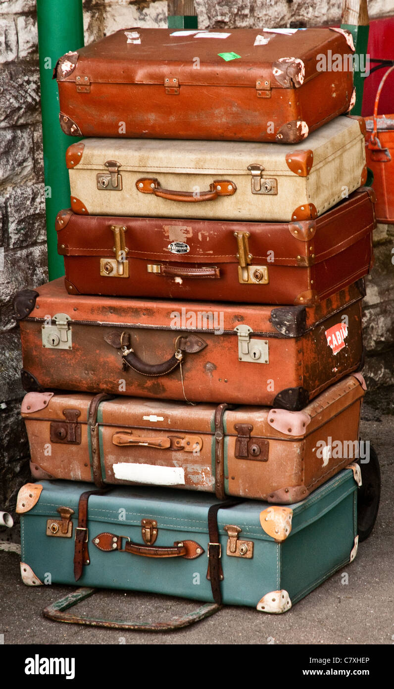Altmodische Gepäckwagen mit Koffer Stockfotografie - Alamy