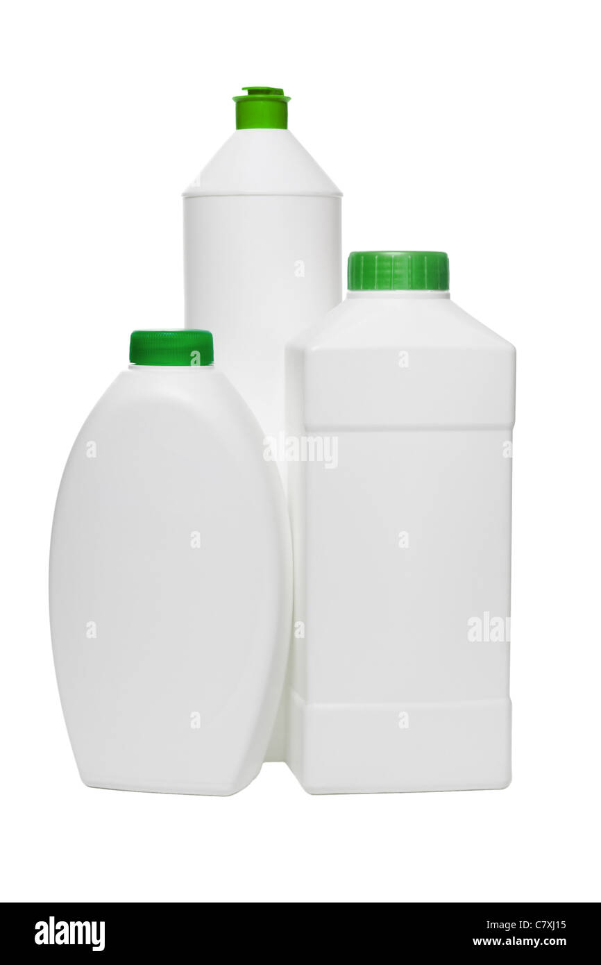 Drei Kunststoff-Flaschen für Haushaltsreiniger auf weißem Hintergrund Stockfoto