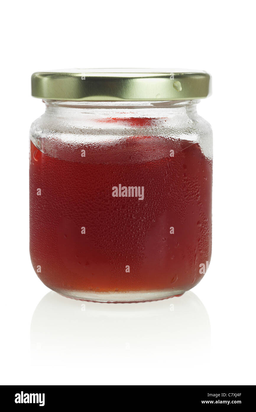 Kalt und feucht Glas mit gemischten Früchten Marmelade auf weißem Hintergrund Stockfoto
