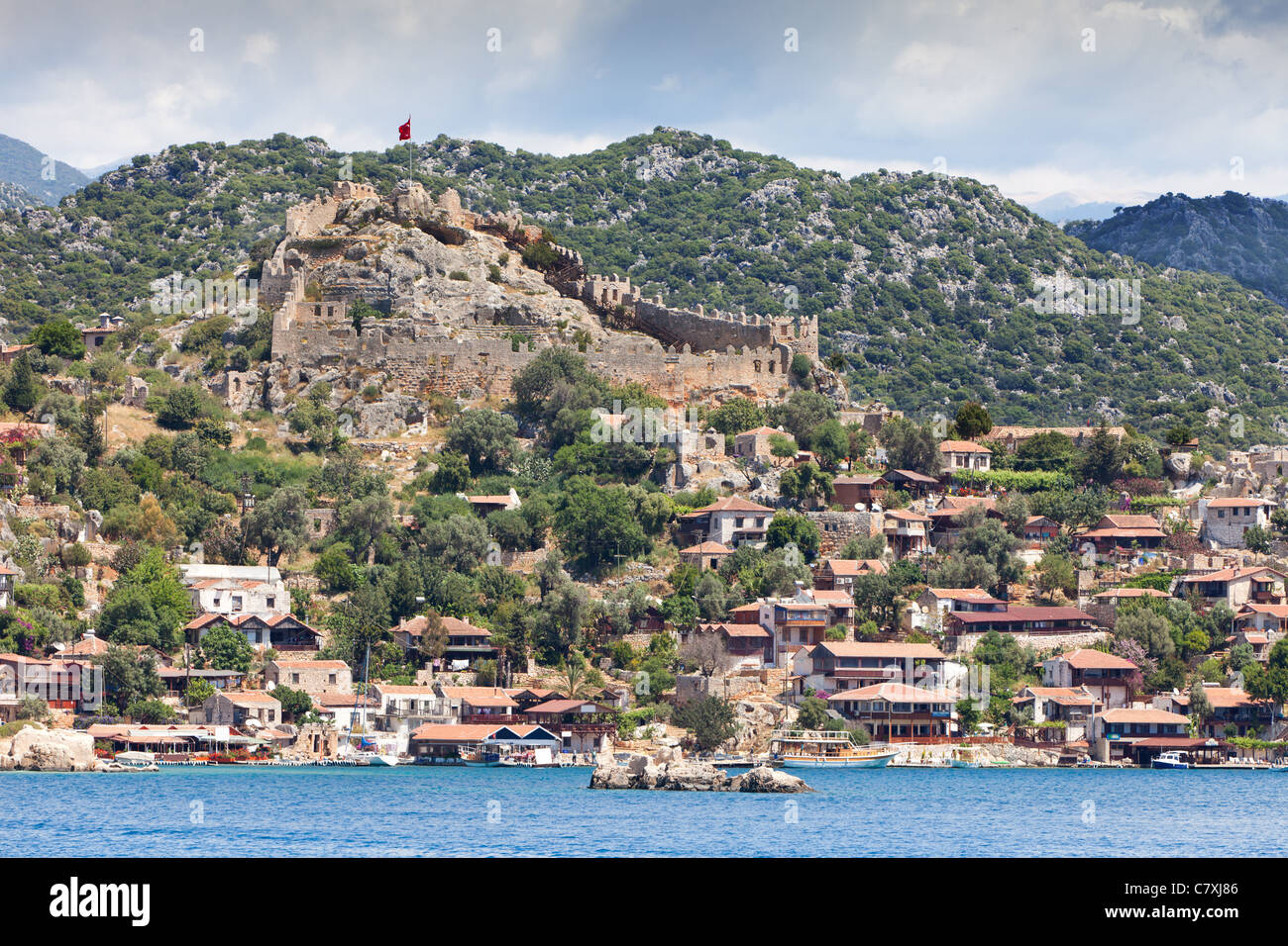 Alte türkische Burg auf dem Hügel in der Nähe Küste Stockfoto