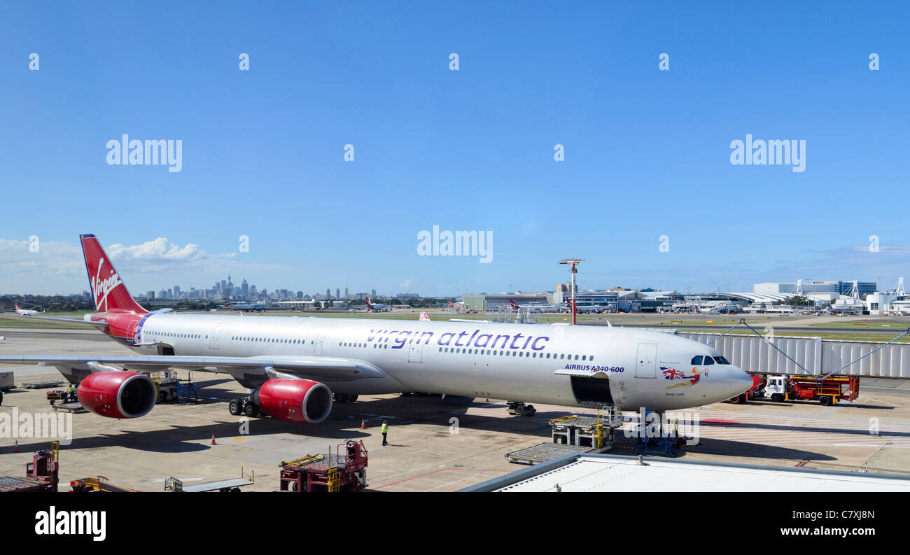 Einmal die längste Verkehrsflugzeug der Welt: die schlanken Virgin Atlantic Airbus A340 Flugzeug auf dem Boden auf einem Flughafen terminal Stockfoto