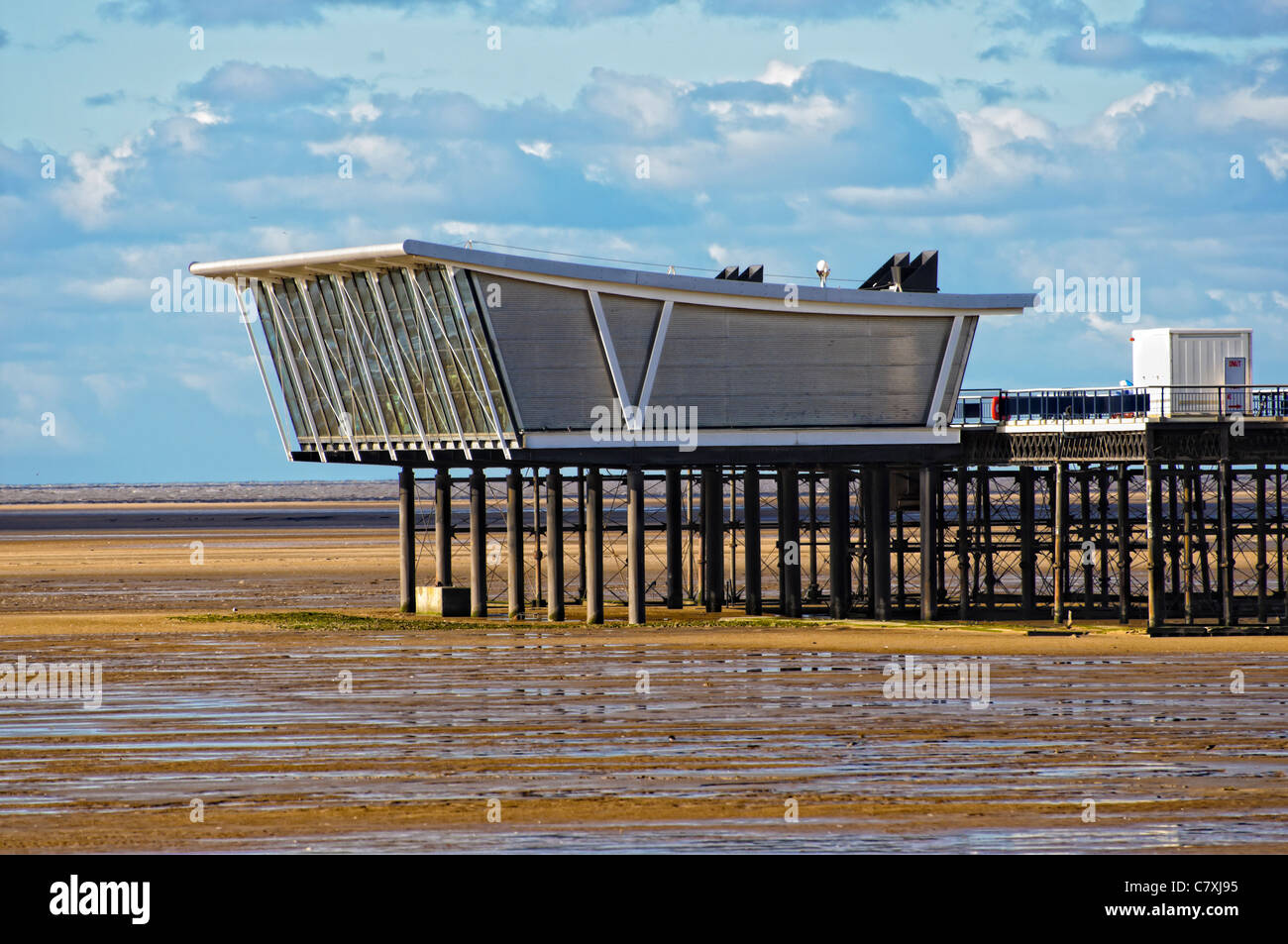 Moderne Architektur am Ende der Pier in Southport, Merseyside, England, über Sand Wohnungen. Zeitgenössisches Glas und Stahl Pavillion. Stockfoto