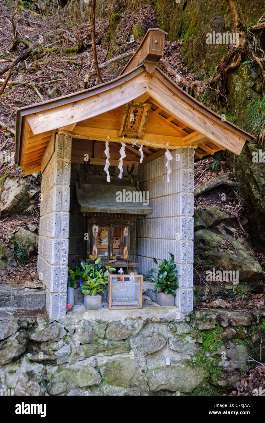 Hokora oder kleinen japanischen Shinto Bildstock in den Bergen von Japan Stockfoto