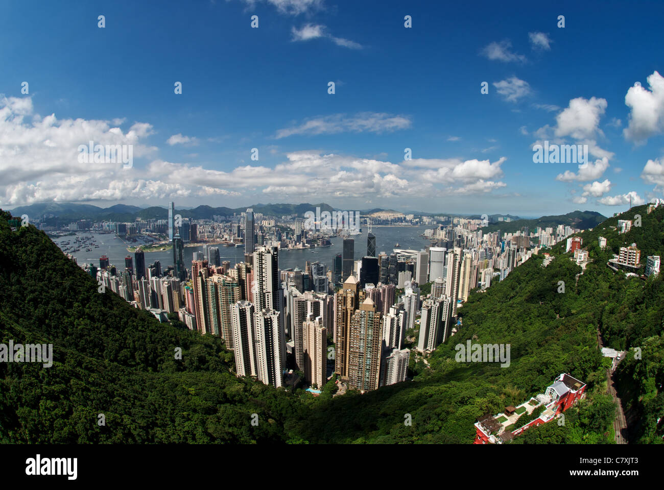 Ein Fischauge Foto von den berühmten Blick auf Hong Kong vom Victoria Peak mit dem central Business District und dem Victoria Hafen unten. Stockfoto