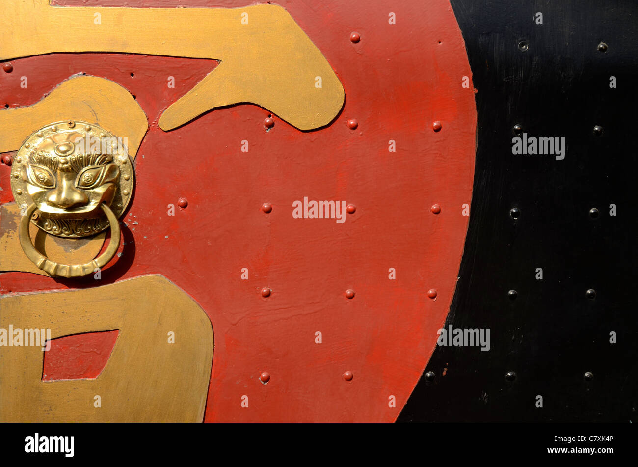 Detail einer bunten chinesischen Stil Tür-Klopfer in QiBao Ancient Town. Stockfoto