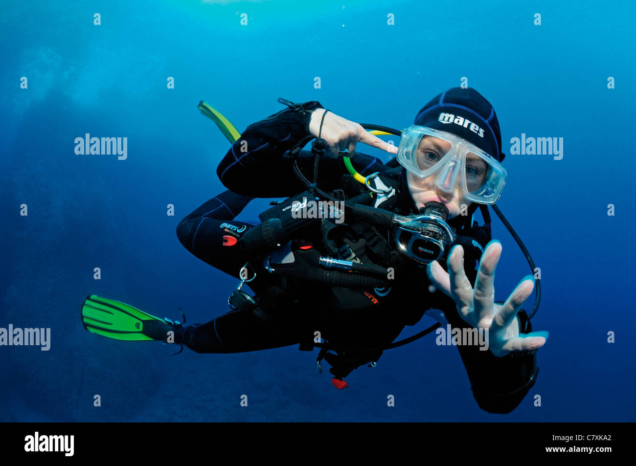 Taucher mit Signal für Ohr-Probleme Stockfoto