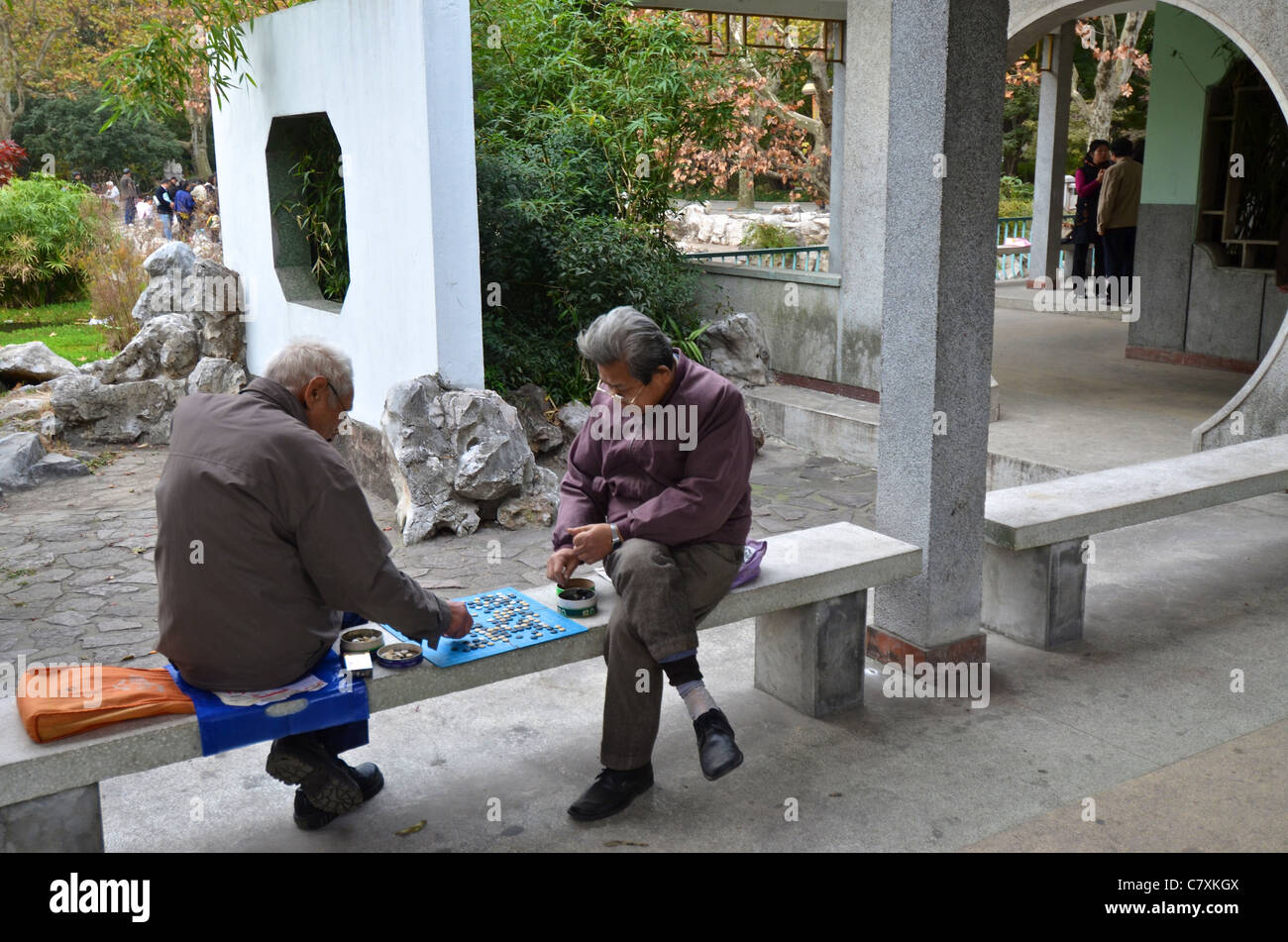 Zwei alte Männer spielen Halma zusammen im Fuxing Park. Stockfoto