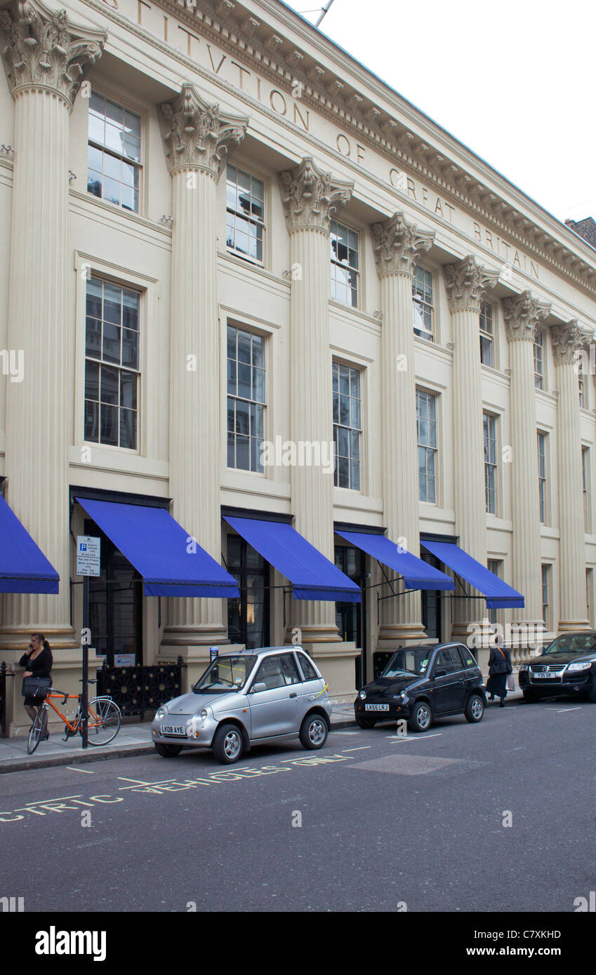 Elektroautos aufladen außerhalb der Royal Institution in London west Stockfoto