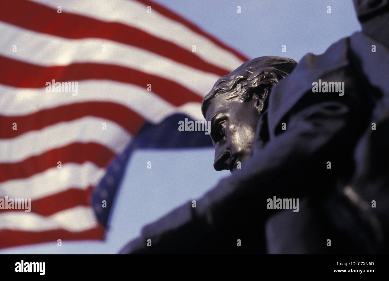 USA, Massachusetts, Cambridge: hautnah-Statue und amerikanische Flagge an der Harvard University Stockfoto