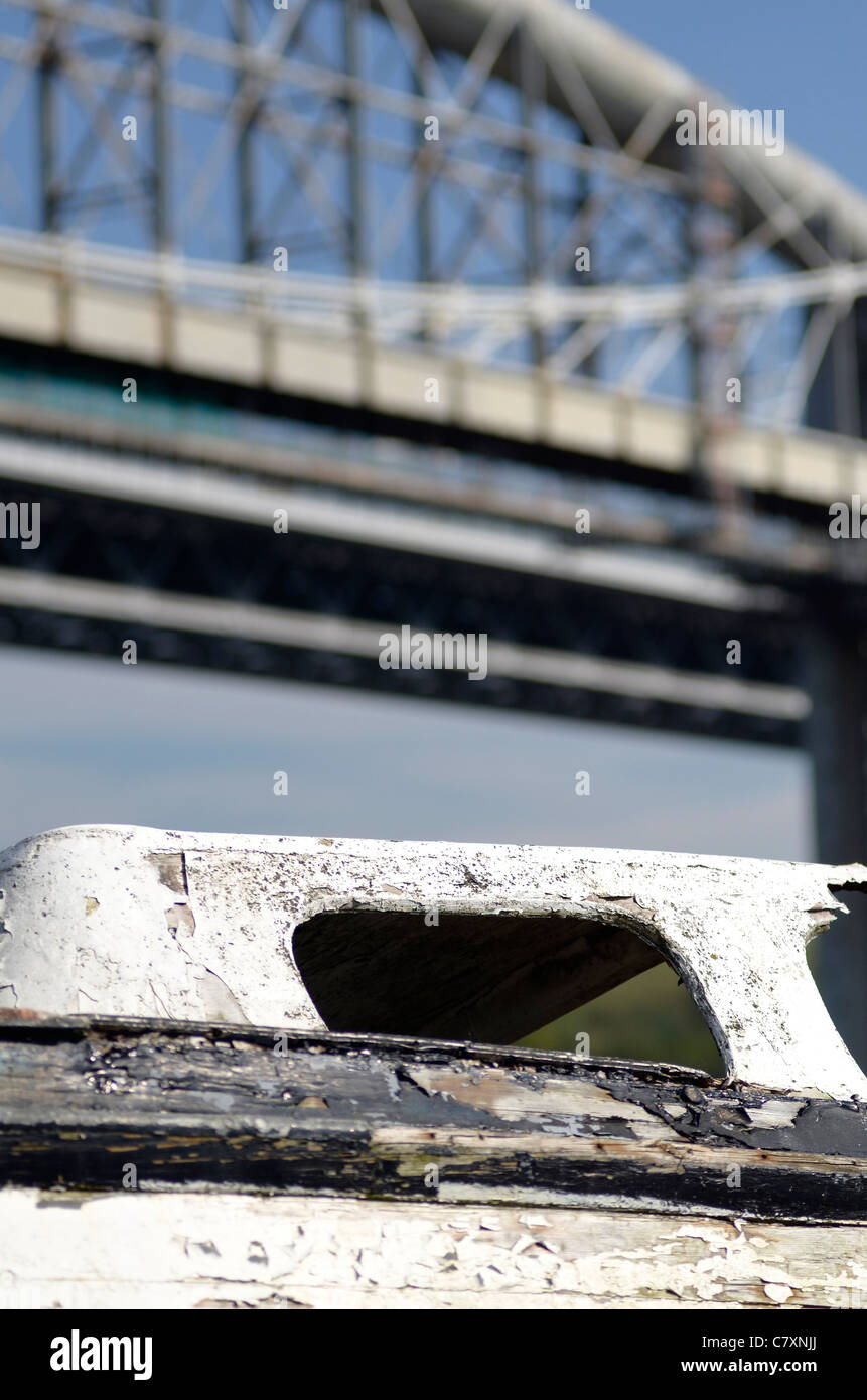 Tamar Eisenbahnbrücke mit alten Boot im Vordergrund Stockfoto