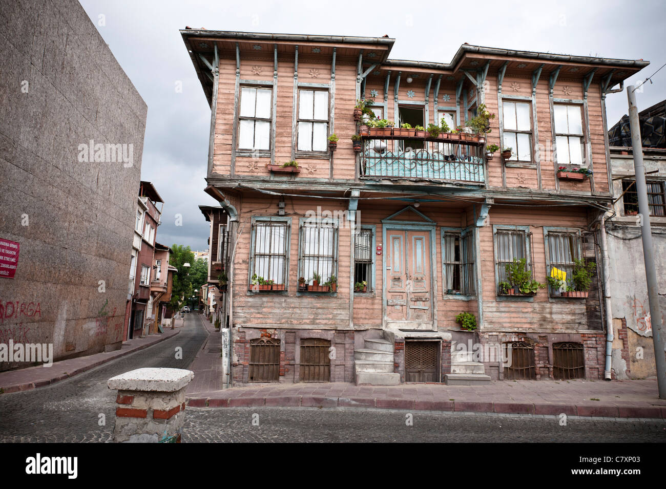 Alte Gassen in der Altstadt von Istanbul, in der Nähe der blauen Moschee entfernt. Einige aus Holz im osmanischen Stil errichtet. Stockfoto