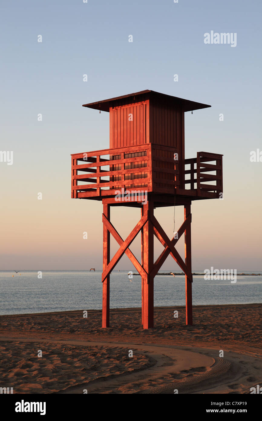 Morgenlicht auf Rettungsschwimmer Wachturm, Benalmadena, Andalusien, Spanien Stockfoto