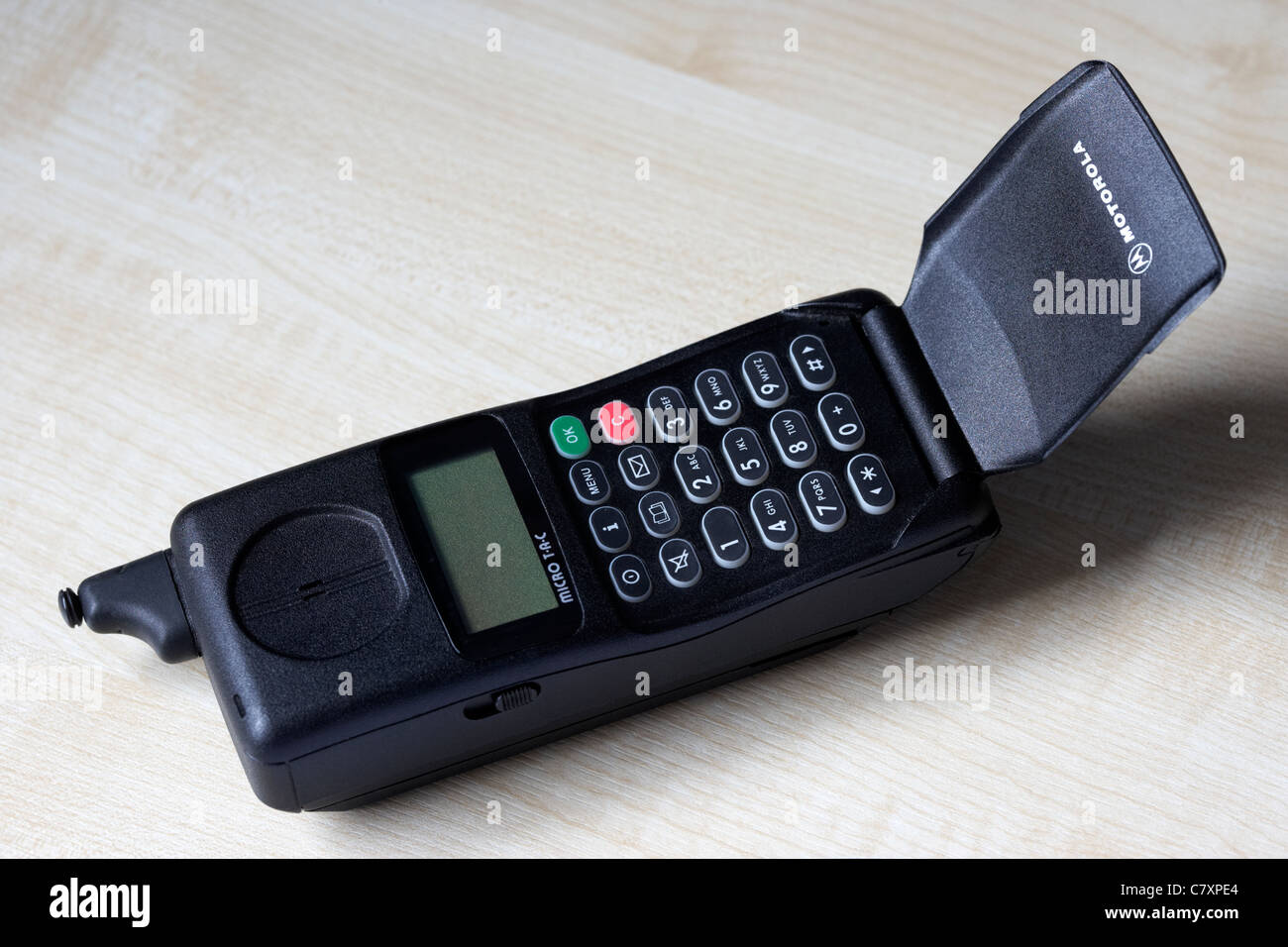 Flip auf ein Motorola micro tac internationalen 7500 GSM900 Handy aus Mitte der neunziger Jahre