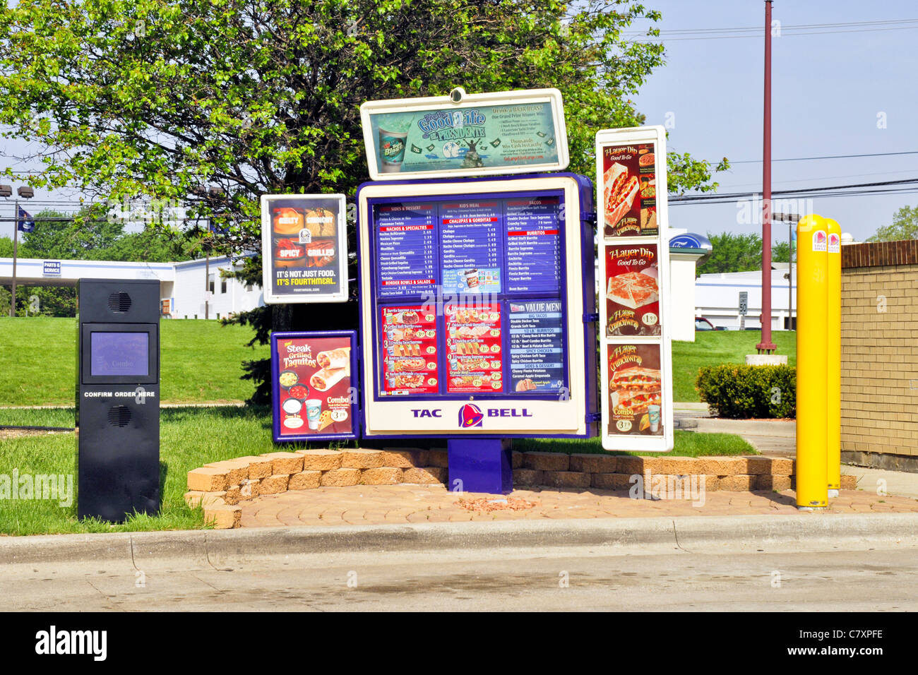 Ein Drive-Thru Speisekarte an Bord in einem Fastfood-restaurant Stockfoto