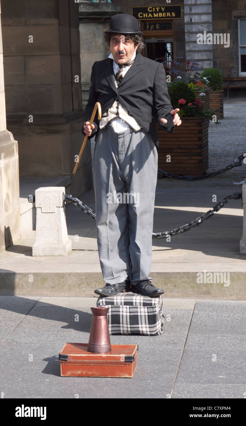 Charlie Chaplin Pantomime außerhalb der City Chambers in Edinburgh Stockfoto