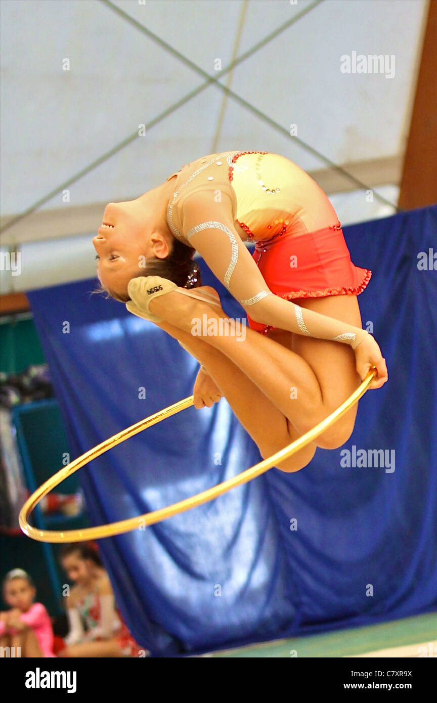Junges Mädchen Durchführung Übung mit gymnastischen Kreis @ Ferrara B Series italienischen rhythmische Gymnastik Turnier Stockfoto