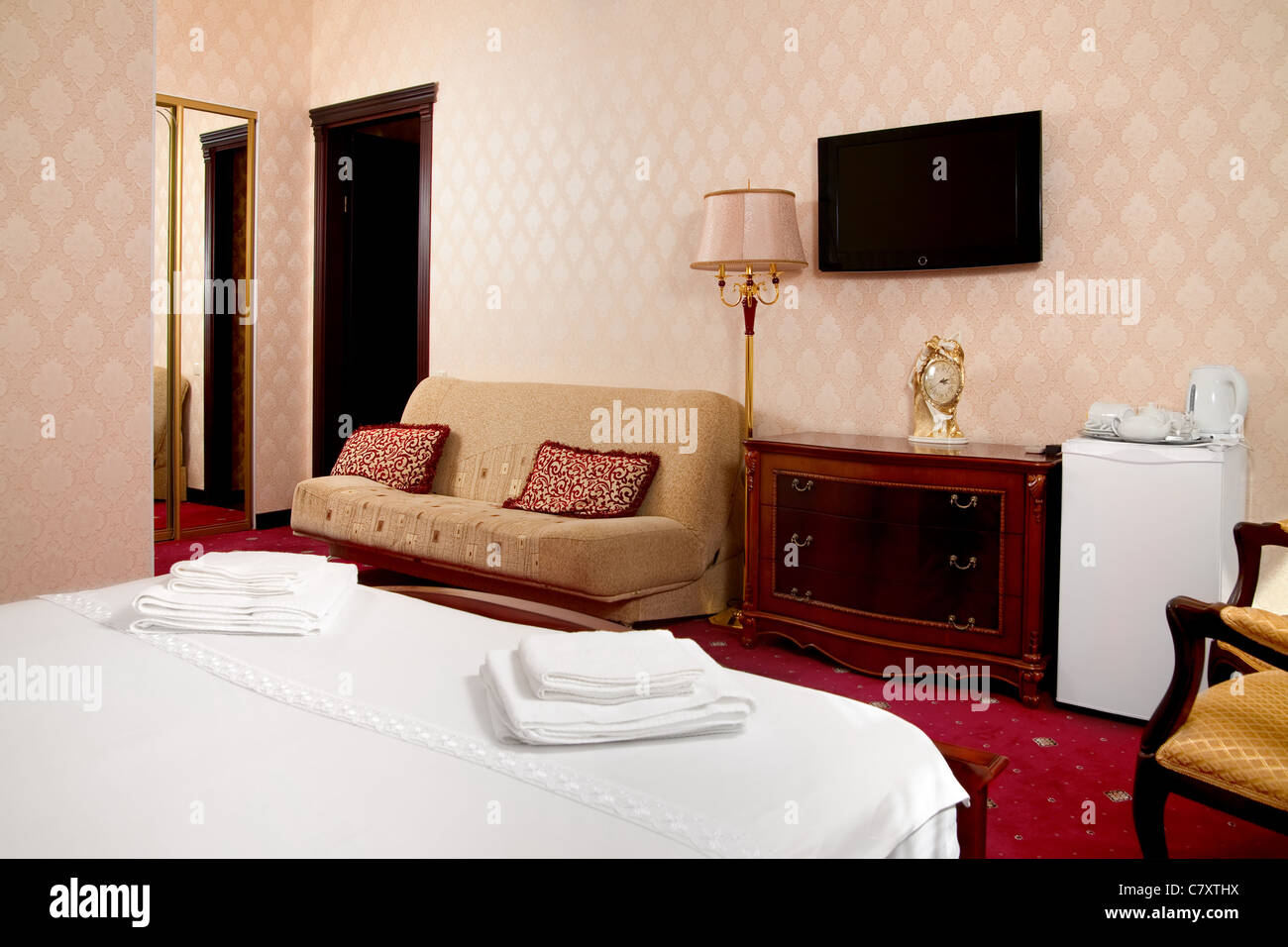 Hotel im klassischen Stil mit tv Nummer Stockfoto