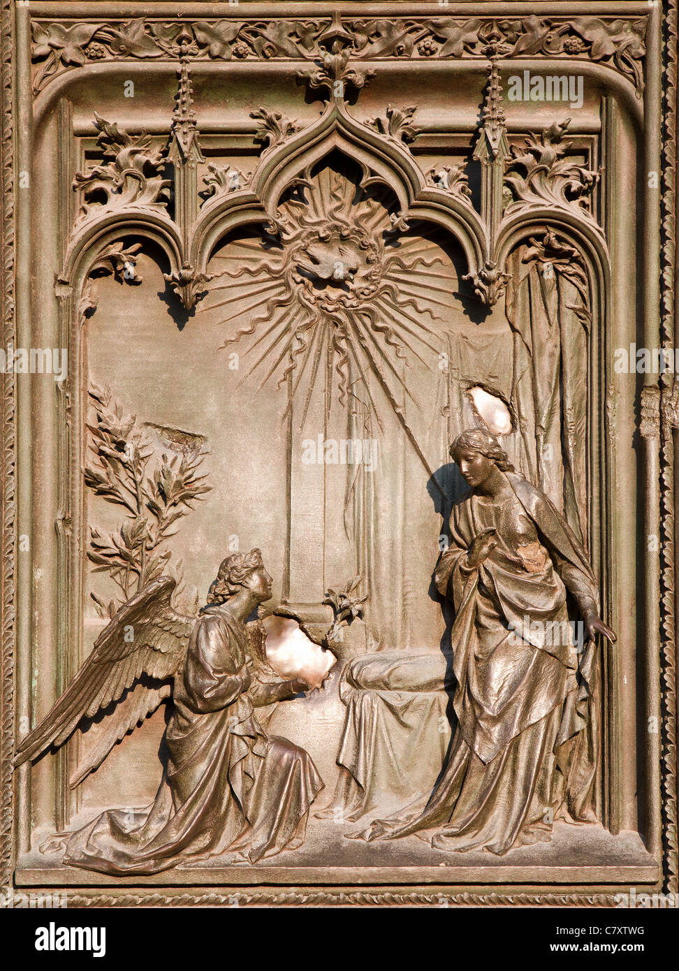 Milan - Detail vom Haupttor Bronze - Annuntiation, Lodovico Pogliaghi, 1906 Stockfoto