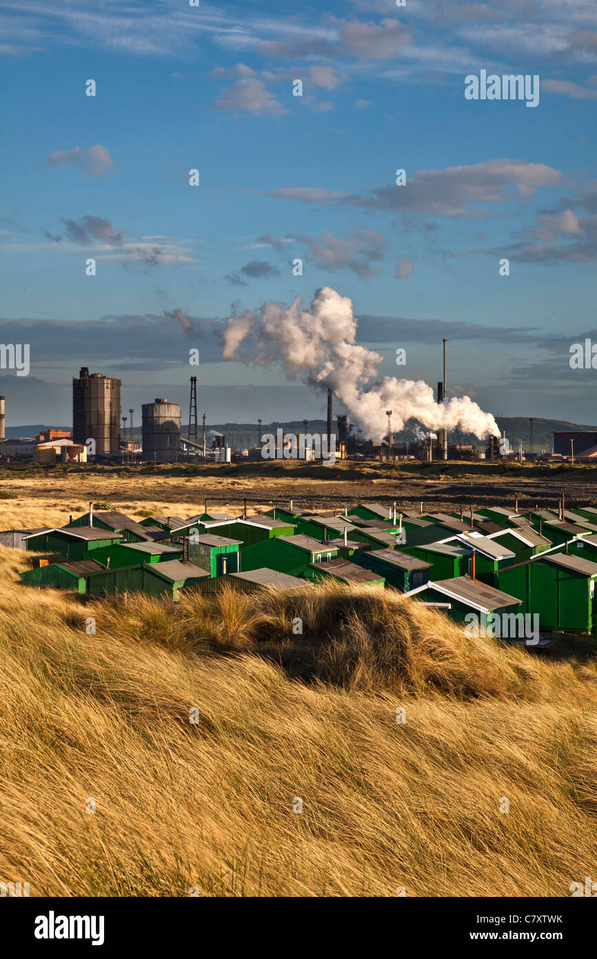 Stahl-Werke und Fishermans Hütten am südlichen Gare, Redcar, Caleveland Stockfoto