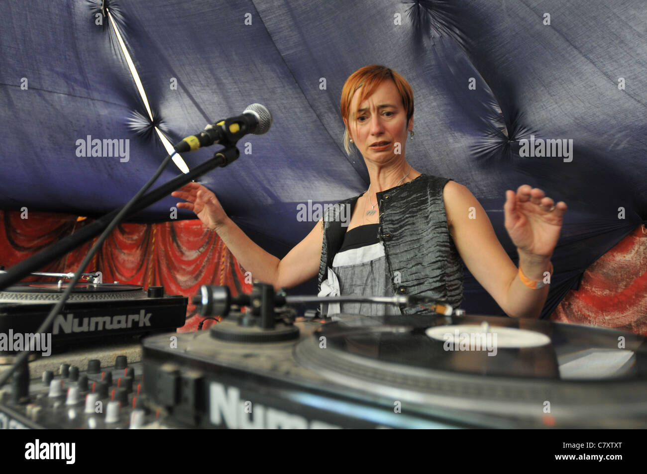Etwas geht schief, während eine weibliche DJ-Set auf einem festival Stockfoto