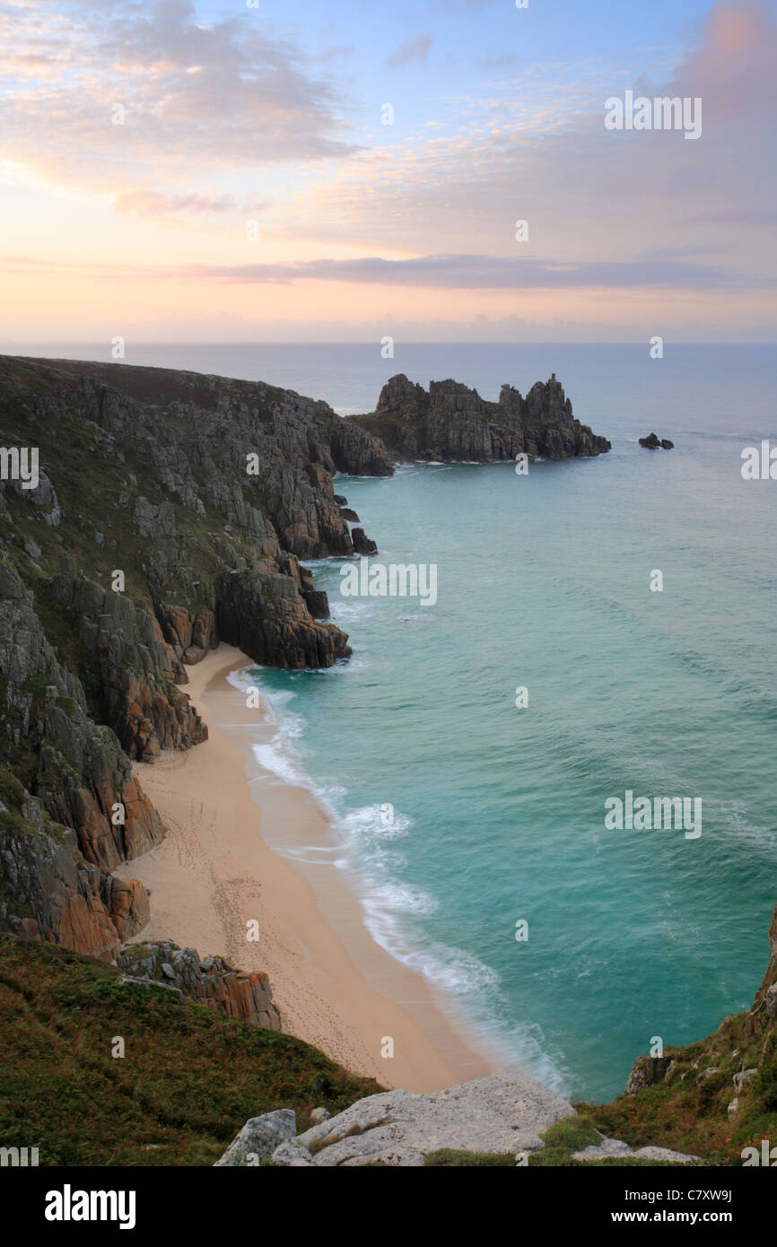 Penvounder Strand und Logan Rock, Cornwall, England, UK Stockfoto