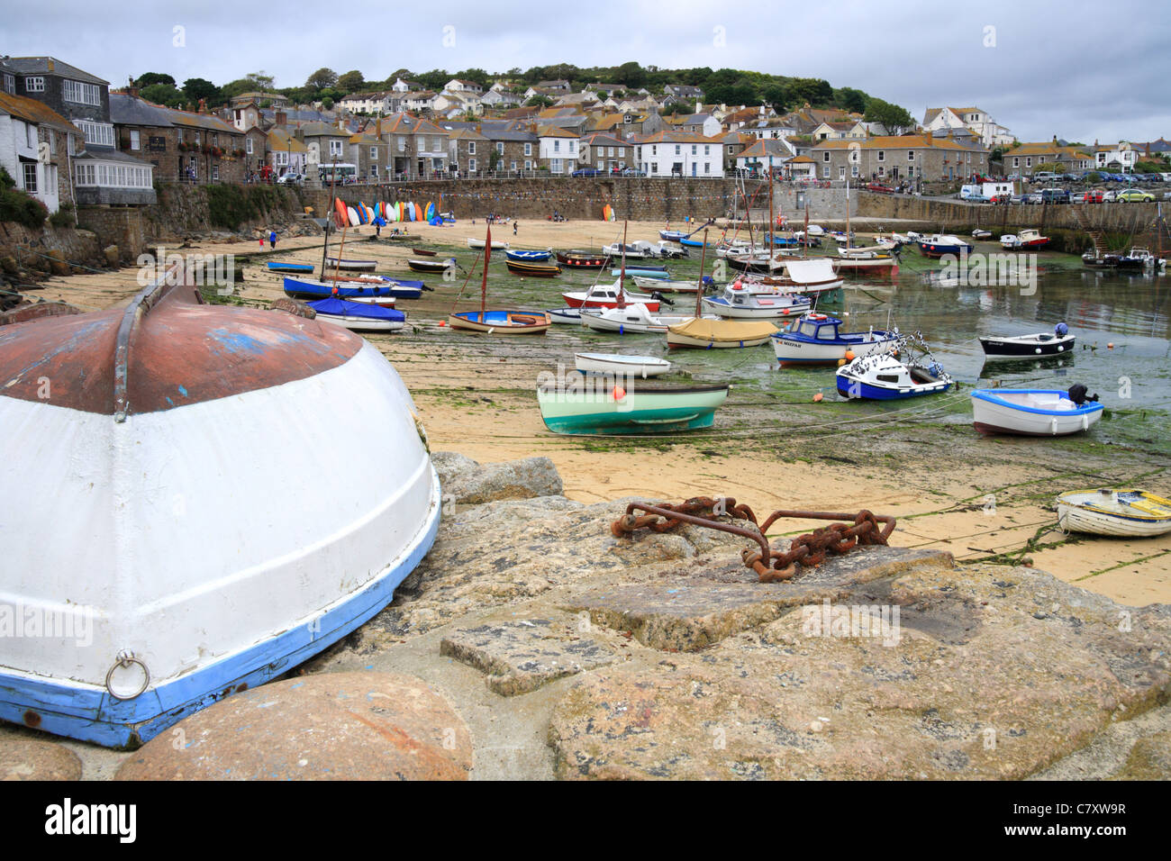 'Mousehole' Hafen umgedrehten Boot am Kai, Cornish Dorf, Cornwall, UK Stockfoto