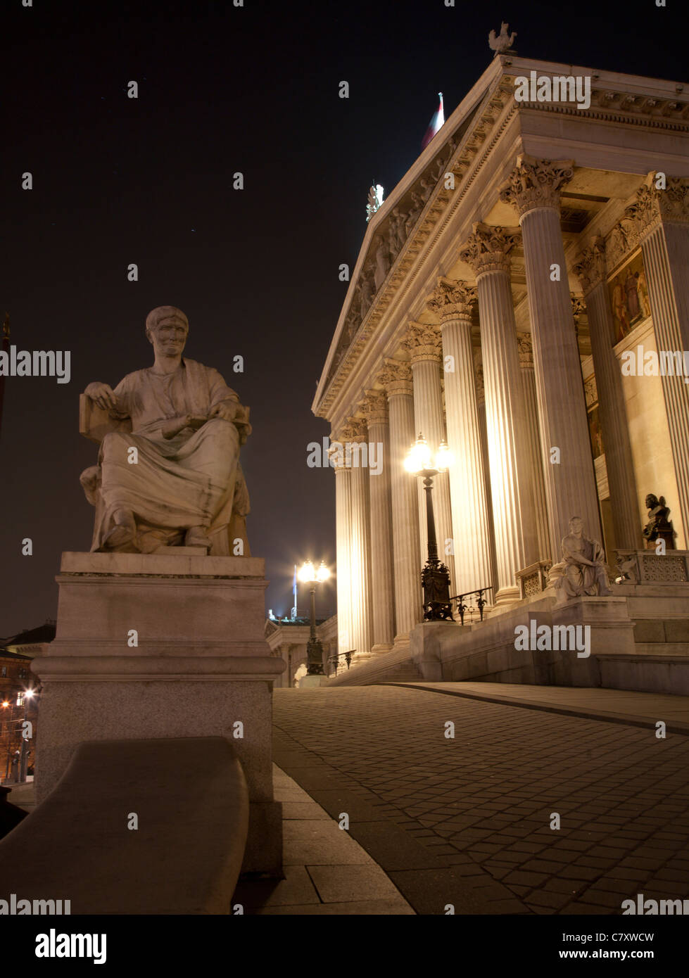 Wien - Parlament und Historiker Statue in der Nacht Stockfoto