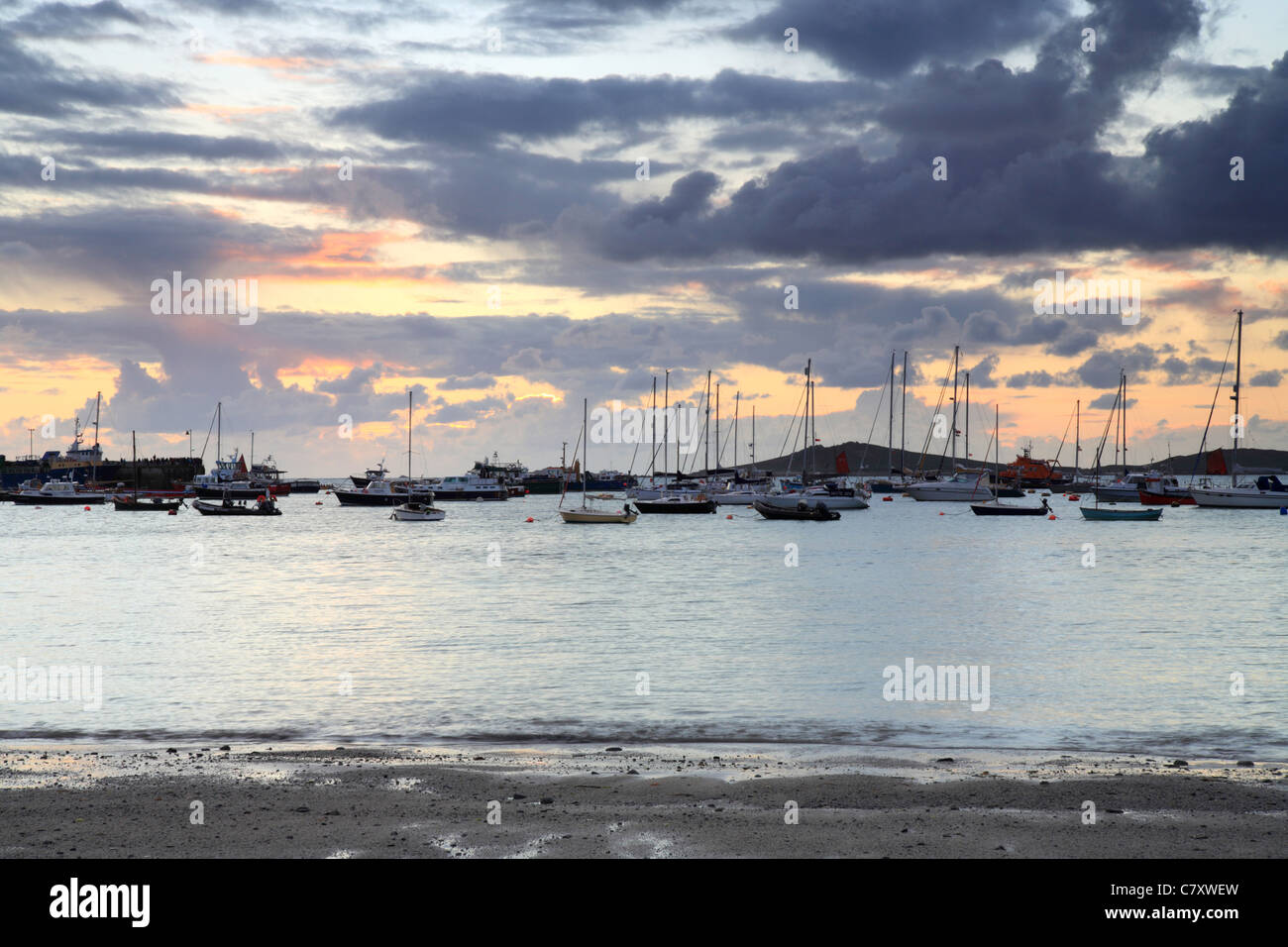 Hugh Town Hafen von Porth Mellon Strand, St Marys, Isles of Scilly, Cornwall, stürmischen Sonnenuntergang Stockfoto