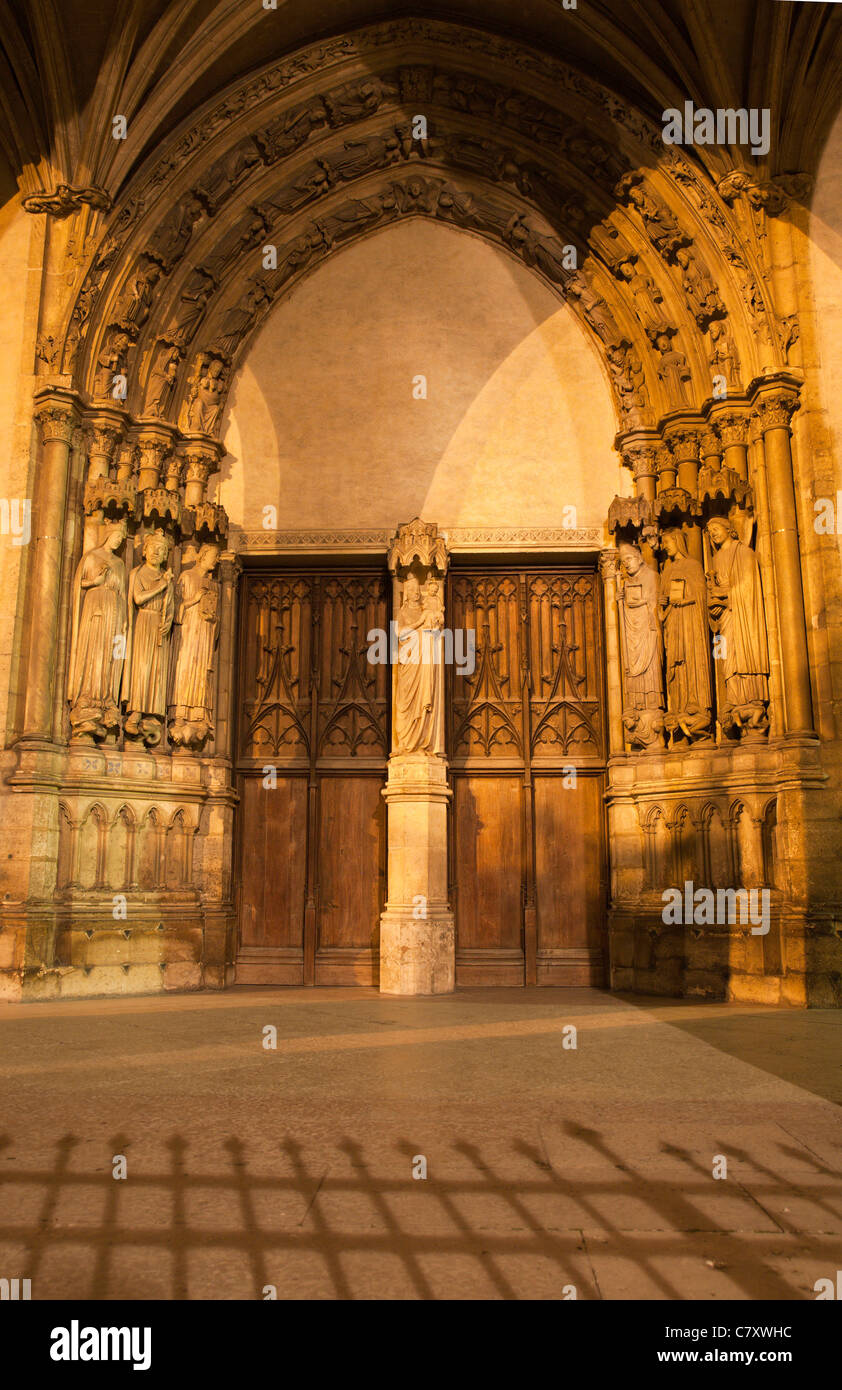 Paris - Portal von Saint Germain-Auxerrois gotische Kirche in der Nacht Stockfoto