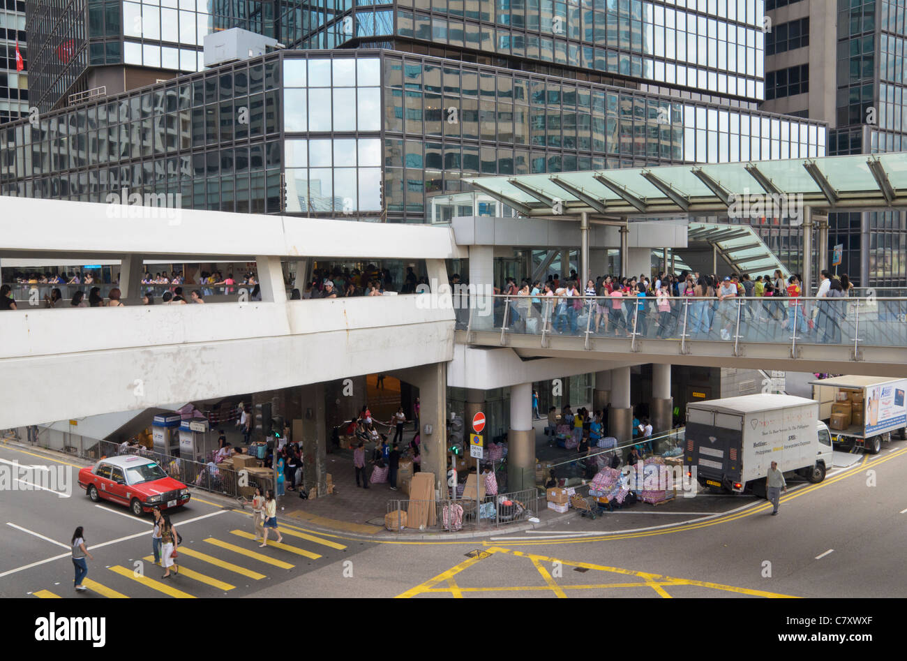 Erhöhten Laufstegen Verbindung von Gebäuden in Hong Kong zentral mit philippinische Hausangestellte beschäftigt auf ihren Sonntag Ruhetag Stockfoto