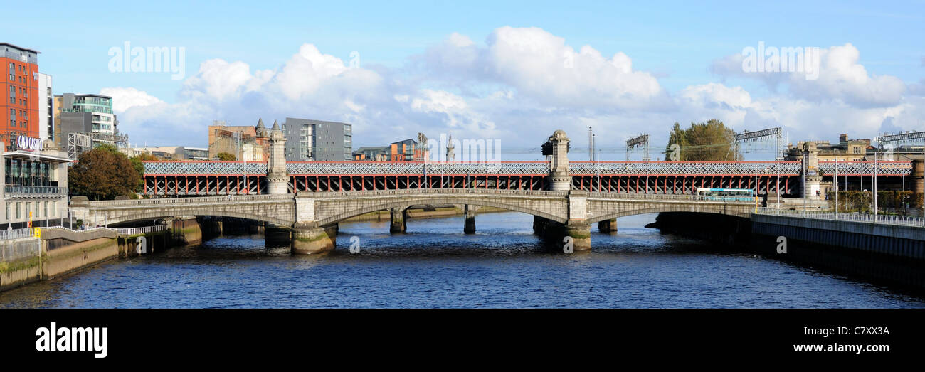 Panoramablick auf Brücken und Skyline in Glasgow, Schottland, Großbritannien Stockfoto