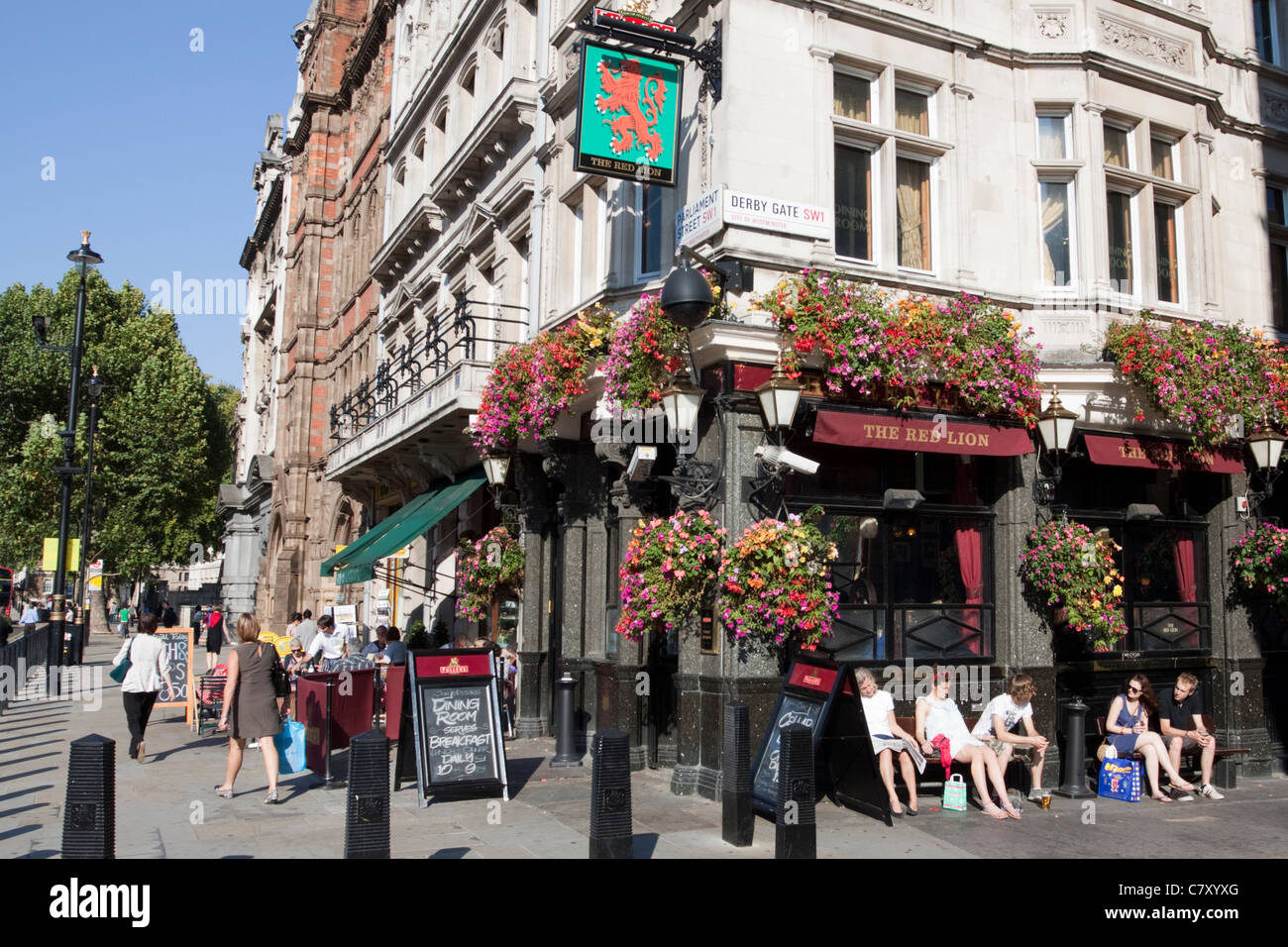 Menschen trinken im Red Lion, traditionelles englisches Pub auf Parlament Street, Westminster, London, England, UK Stockfoto