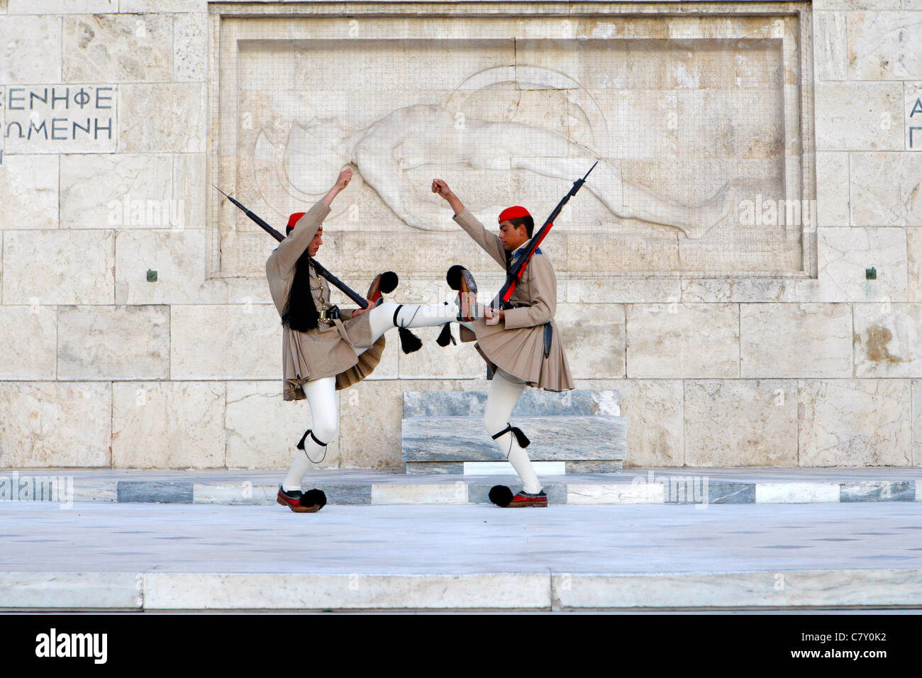 Griechischen Präsidenten Wachen Aufgaben zeremonielle vor unbekannten Soldaten. Stockfoto