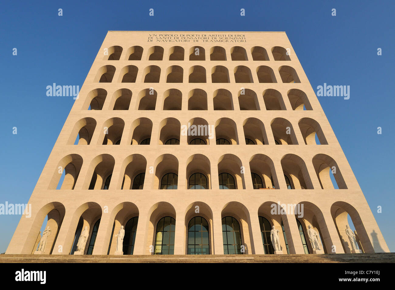 Rom. Italien. EUR. Palazzo della Civiltà Italiana aka Palazzo della Civiltà del Lavoro. Stockfoto